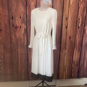 Chic Long Sleeve White Dress with Black Trim, Small, 1FF-128D002